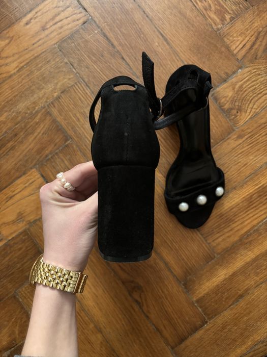 Замшеві чорні босоніжки на підборах