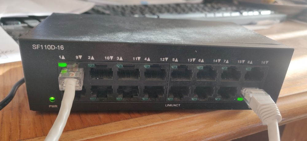 Мережевый комутатор Cisco SF110D-16