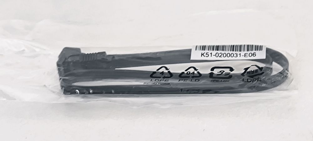 Kabel SATA 3 MSI K51-0200031-E06 do dysku SSD HDD kątowy 32cm