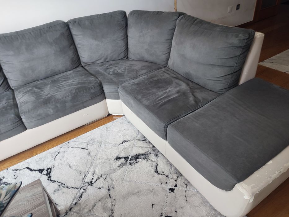 Sofá de canto cinza e branco creme