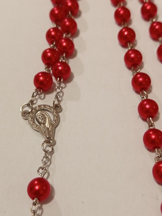 Terço religioso vermelho