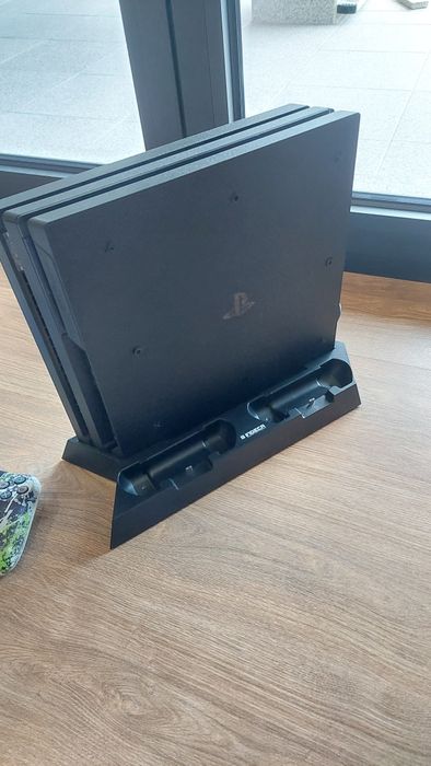Ps4 pro 1TB + 2 comandos + 9jogos