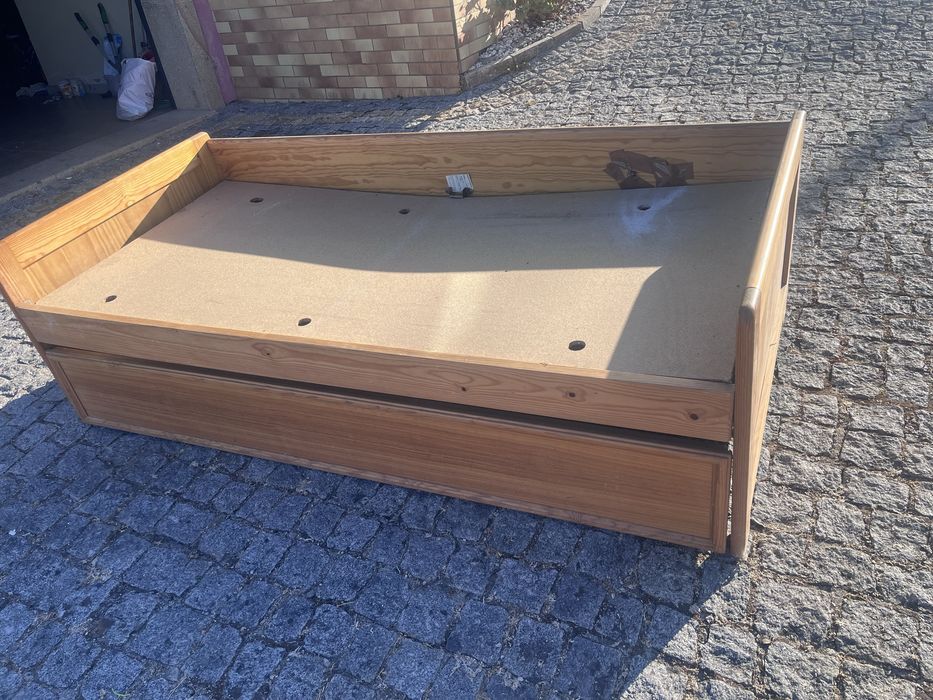 Cama de solteiro em madeira