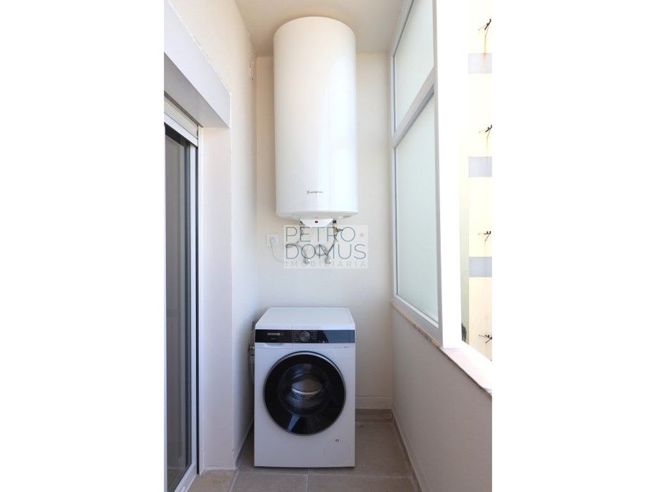 T3 Com 3 Wc Em Prédio Totalmente Remodelado - Almada