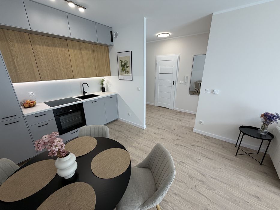 NOWE wykończone 2-pok w centrum / miejsce postój/komórka/balkon/winda
