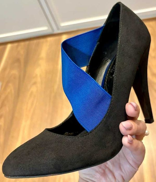 Sapatos Zara Trafaluc Pretos com Detalhe Azul - Elegância e Conforto!