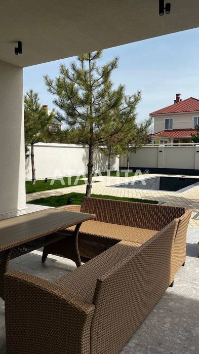 В продаже добротный дом в Совиньоне 4 спальни, бассейн