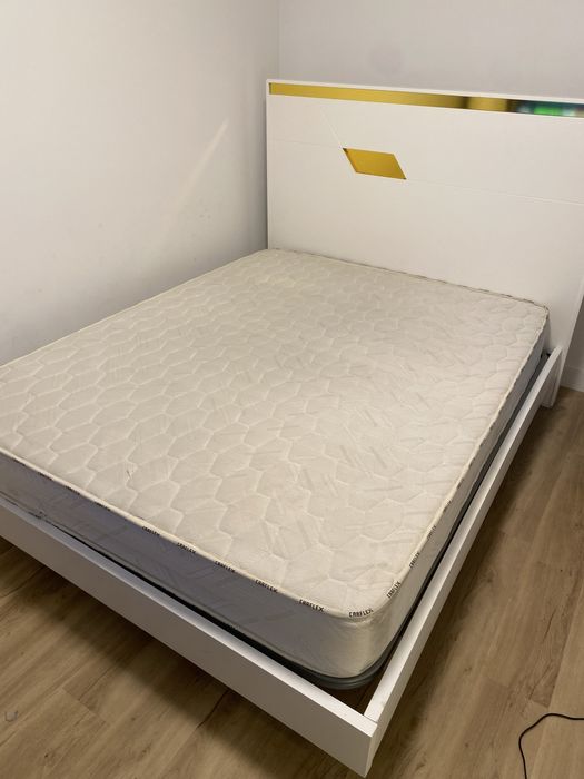 Cama com colchão