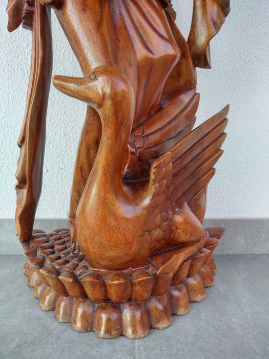 Estátua/escultura/figura Saraswati - deusa hindu (madeira de mogno)