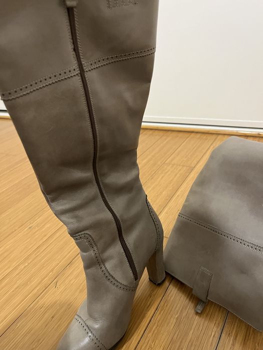 Botas de salto e cano alto bege