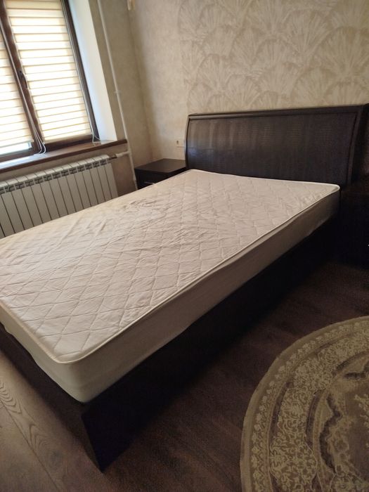 Двоспальне ліжко з матрацом .