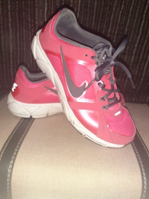Sapatilhas  cor de rosa e cinza Nike