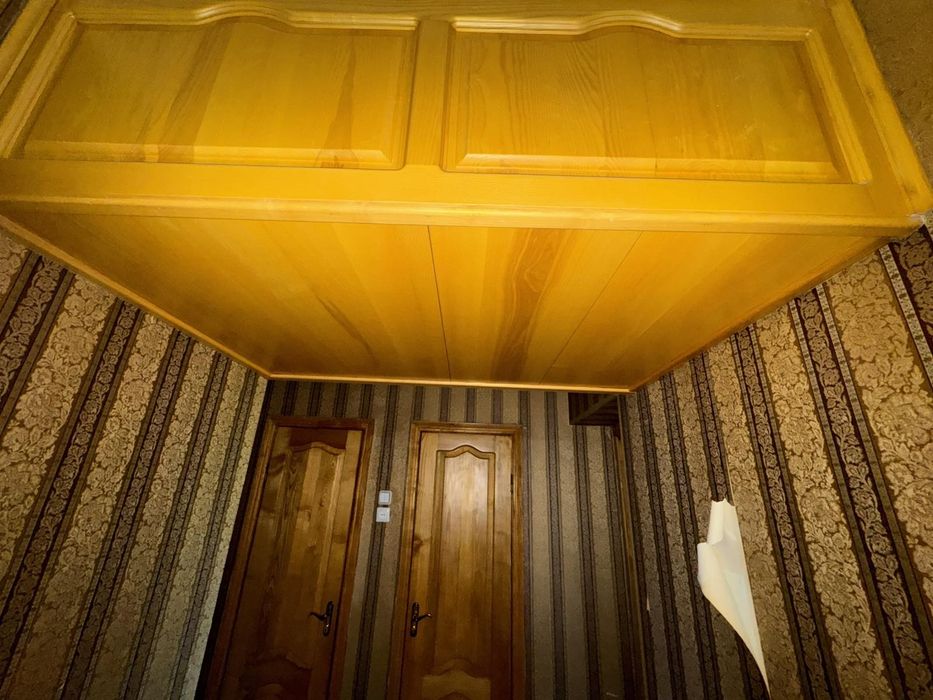 Антрисоль, підвісна тумба під потолок дерев'яна