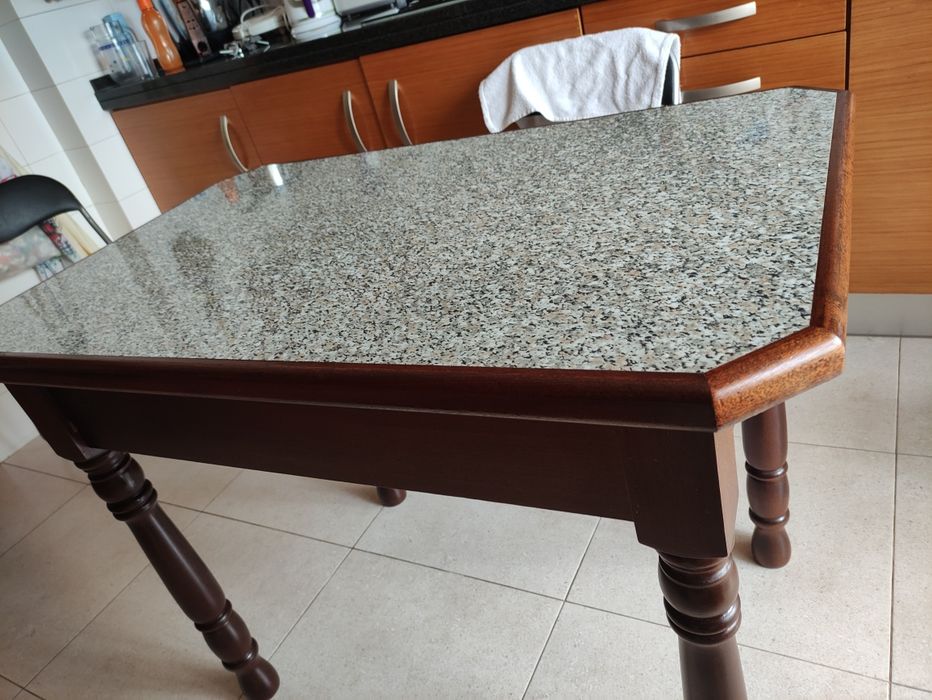 Mesa de cozinha de madeira maciça com  tampo de pedra.