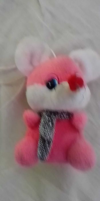 Невелика рожева поролонова іграшка мишки-ведмедика