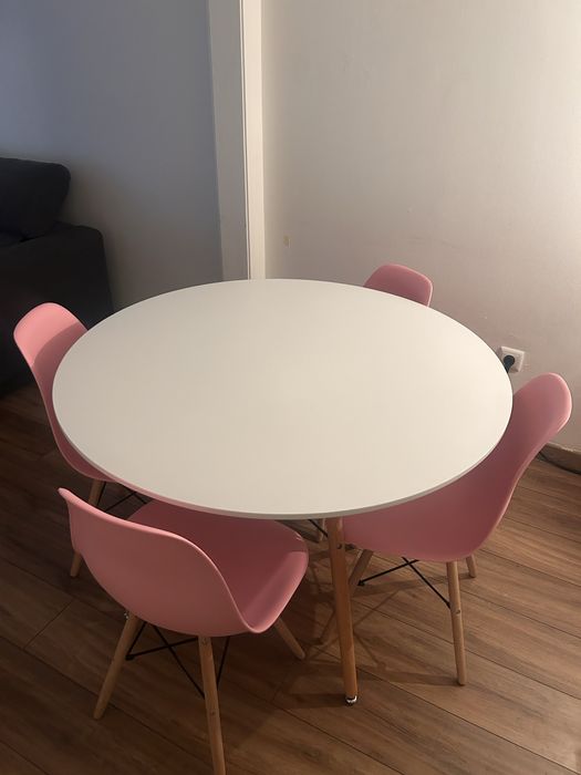 Mesa redonda branca 1,10m x 0,75m