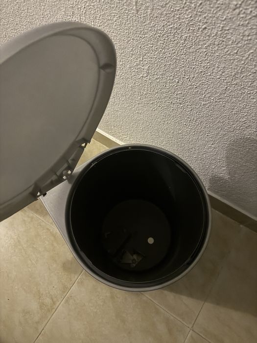 Ofereço balde lixo partido