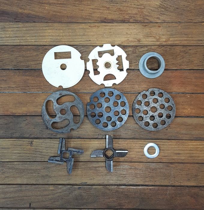 Деталі до ручної м'ясорубки: ножі, решітки, ситечка та ін.