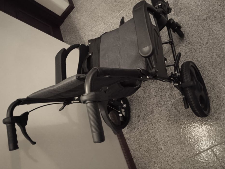 Cadeira de rodas quase nova