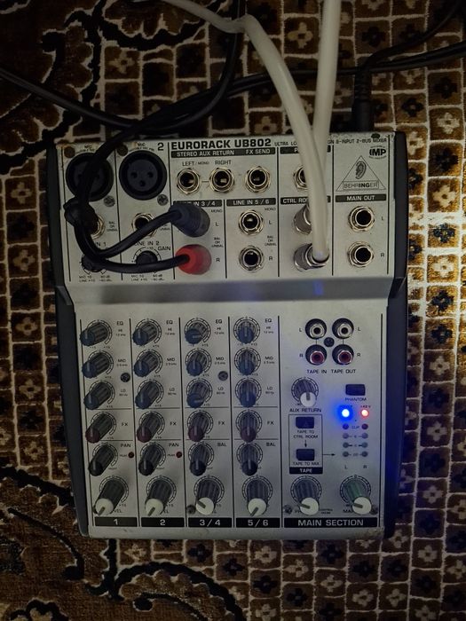 Микшерный пульт Behringer Eurorack UB802