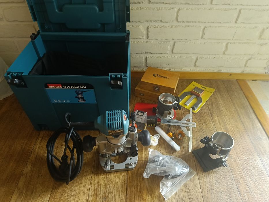 Фрезер Makita RT0702CX2J
