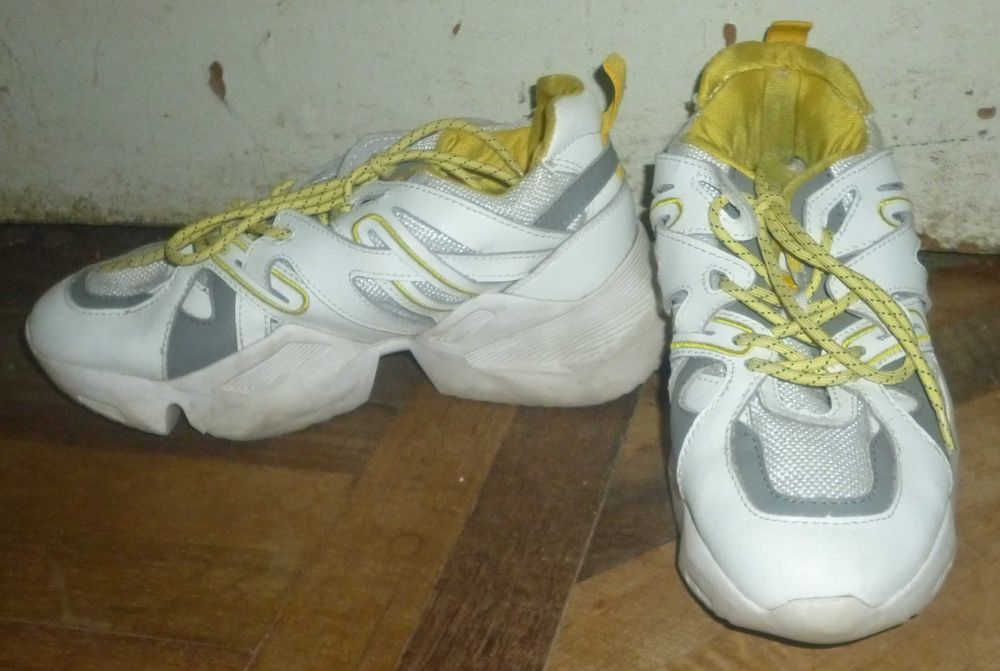 Продам женские кроссовки