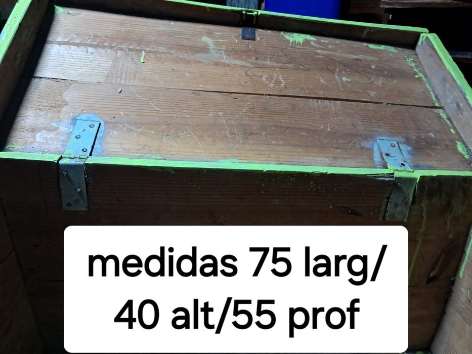 Baú em madeira antigo,feito a mão