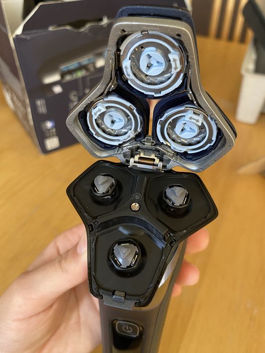 Електробритва Philips 7000 + рідина для чистки