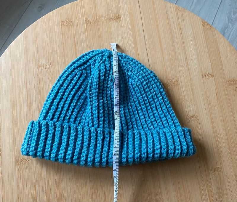 Niebieska uniseksowa czapka z akrylu – handmade