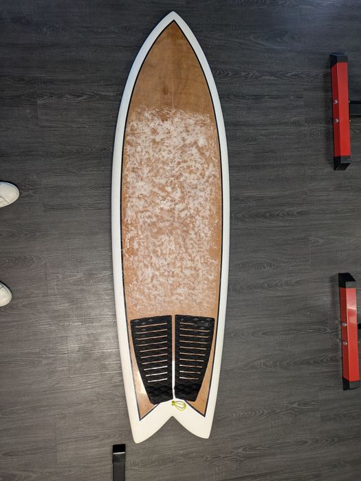 Prancha de surf fish 6’0 twin com quilhas bamboo