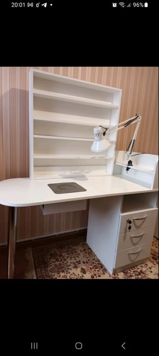 Стіл для манікюрних робіт