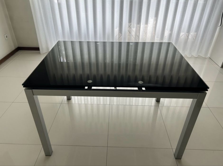 Mesa de Jantar Extensível em Vidro Preto (120 cm a 180 cm)