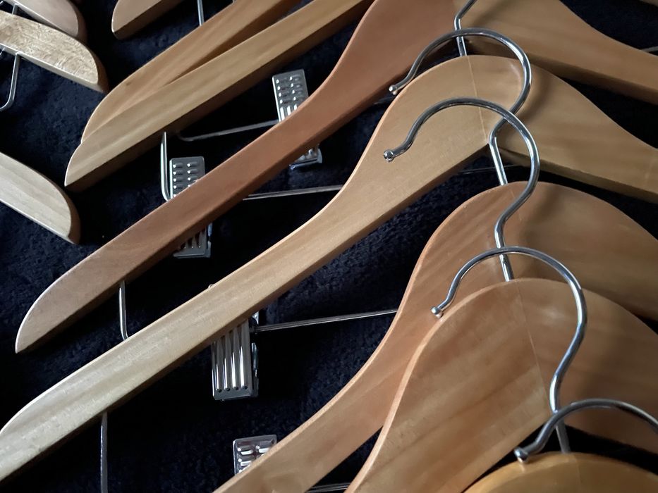 Hôma 25 cruzetas/cabides de madeira clara com molas para saias