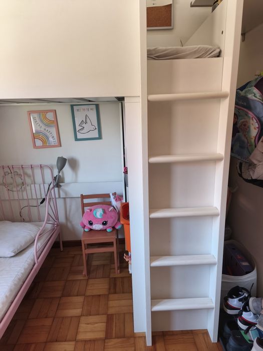 Cama alta com armário
