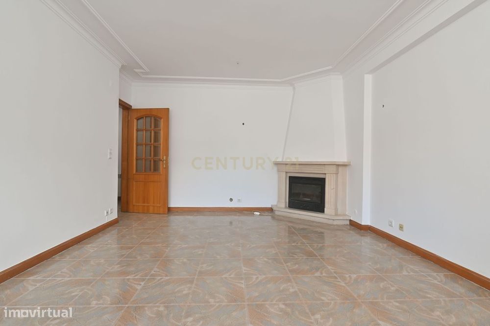 Apartamento T2 com garagem à venda no Arneiro freguesia de Carcavelos