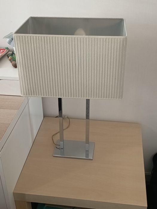 Mesa de sala e candeeiro de mesa