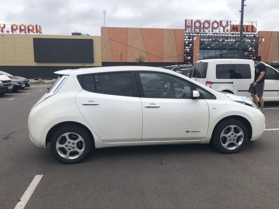 Оренда електромобіля Nissan leaf