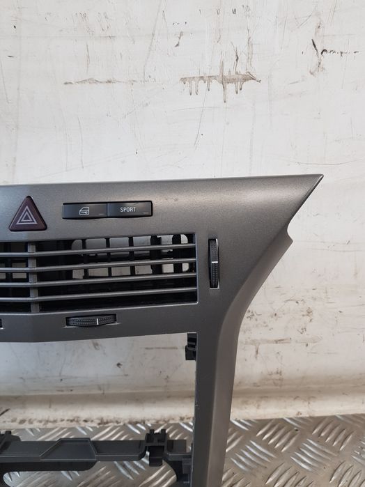 Konsola Środkowa 331985437 Kratki Nawiewu Opel Astra Iii H Gtc 05R-