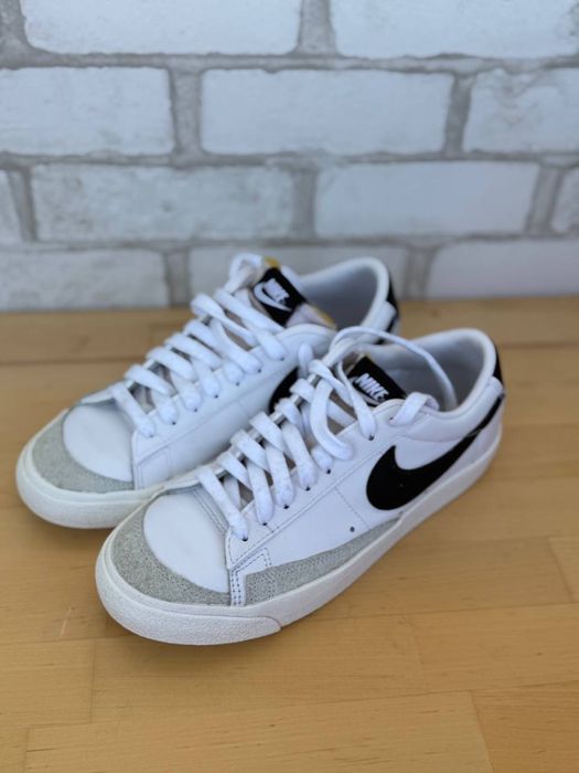 білі кросівки Nike Blazer Low '77 Vintage із чорним логотипом та замшевими вставками на носку