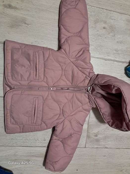 Курточка весняна 72 см на 6-9 місяців жилетка на 6 місяців .