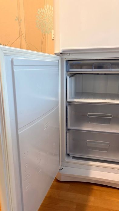 Продам холодильник INDESIT на запчасти