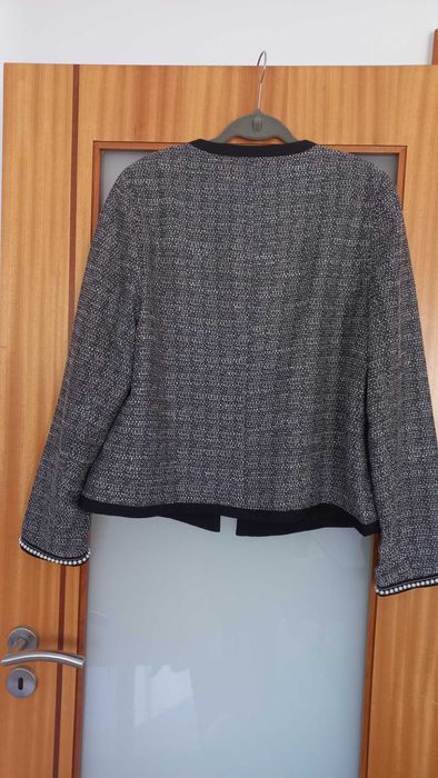 Casaco de senhora,  Anne Weyburn