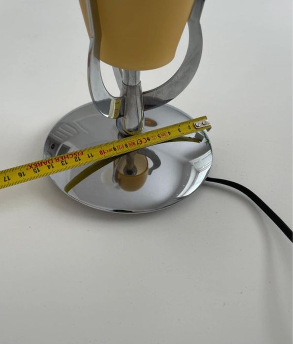 Candeeiro de mesa de metal e vidro amarelo