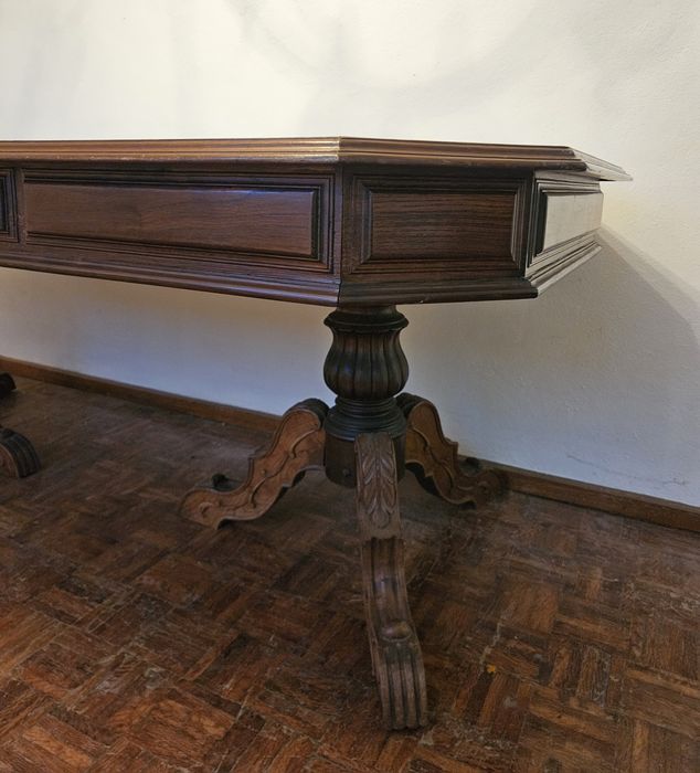 Mesa anos 80, madeira maciça de castanho e 2 gavetas