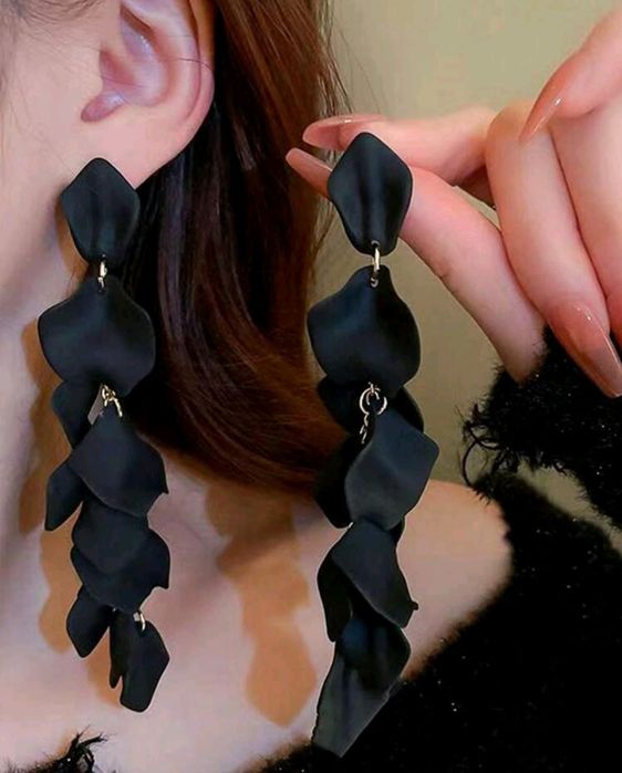 Kolczyki długie wiszące płatki akrylowe czarne