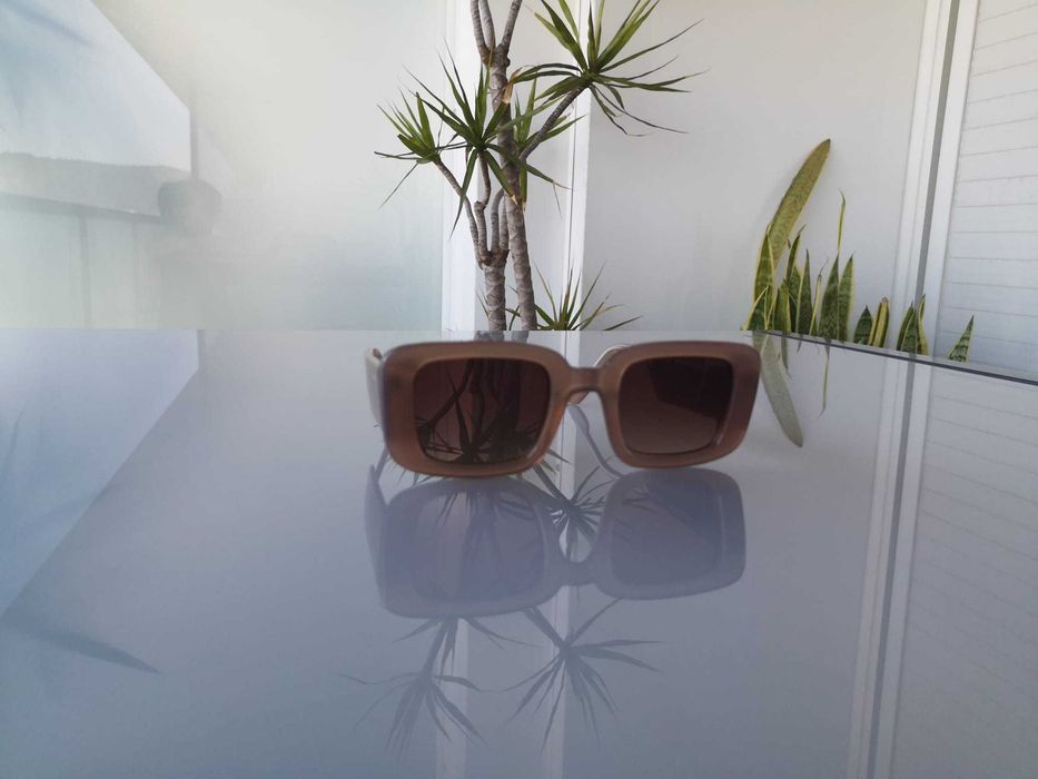 Óculos Komono 100% originais, seminovos. Modelo tendência, leve e super estiloso. Marca belga.