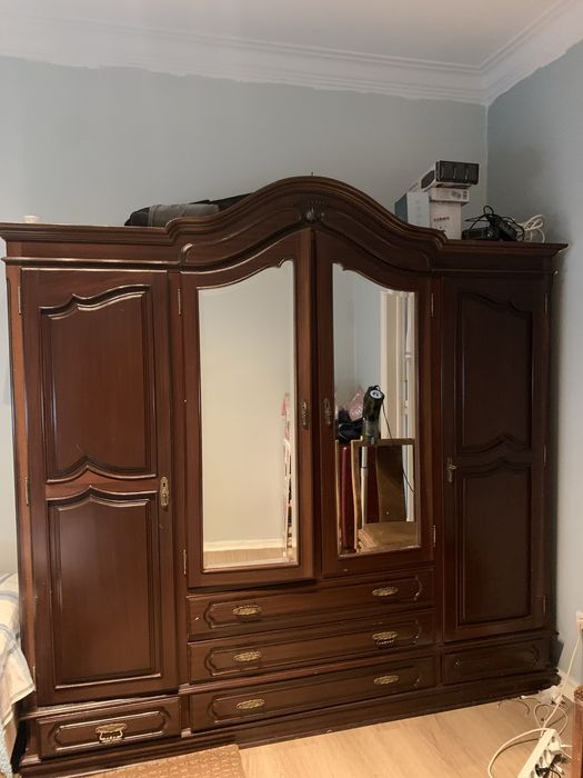 Guarda-roupa antigo