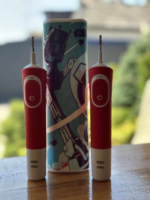 Дитяча електрична зубна щітка Oral-B kids Braun 3+ ідеальний стан з зарядним та футляром