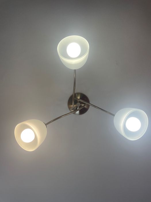 Złoty żyrandol potrójna lampa sufitowa, mleczne szkło kryształek