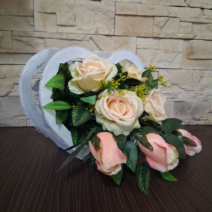 Kompozycja kwiatowa stroik róże serce